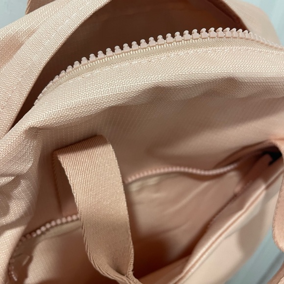 Horizn Studios lightweight, water-repellent, sustainable backpack. - Picture 4 of 7